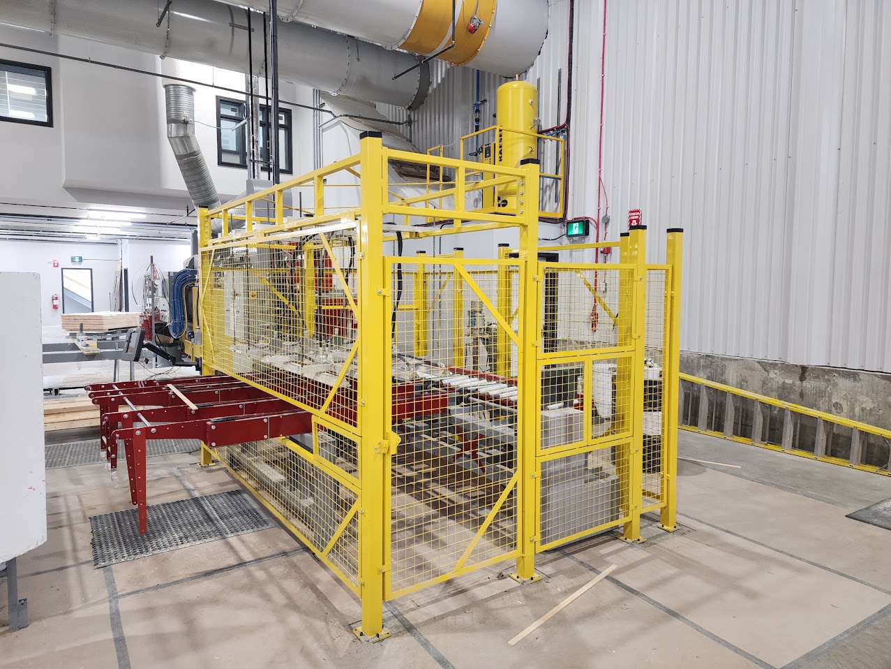 Équipement industriel conçu par Proception — ligne de production avec cage de sécurité